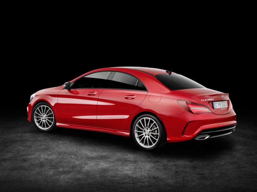 Mercedes-Benz CLA 200d 4MATIC Coupé (C117) 2016. Jupiterrot, Interieur Leder schwarz. Kraftstoffverbrauch (l/100 km) innerorts/außerorts/kombiniert: 5,5/4,0/4,6 CO2-Emissionen kombiniert: 119 g/km