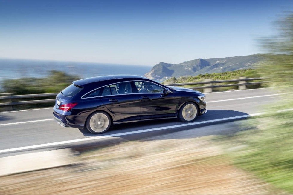 Mercedes-Benz CLA 250 4MATIC Shooting Brake (X117) 2016. Canvasitblau, Interieur schwarz-beige. Kraftstoffverbrauch (l/100 km) innerorts/außerorts/kombiniert: 8,7/5,5/6,7; CO2-Emissionen kombiniert: 154 g/km
