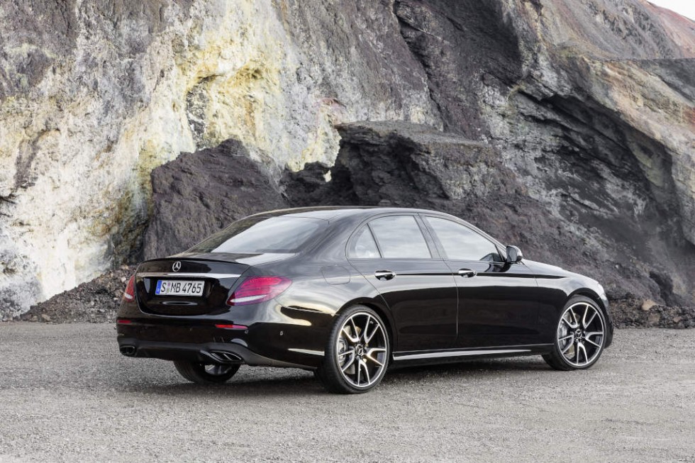 On the E 43 4MATIC, Mercedes-AMG has upgraded the six-cylinder engine's output by 25 kW (34 hp) to 295 kW (401 hp) with the aid of two larger turbochargers and sophisticated software applications. The ample peak torque of 520 Newton metres is available right from a low engine speed of 2500 rpm.