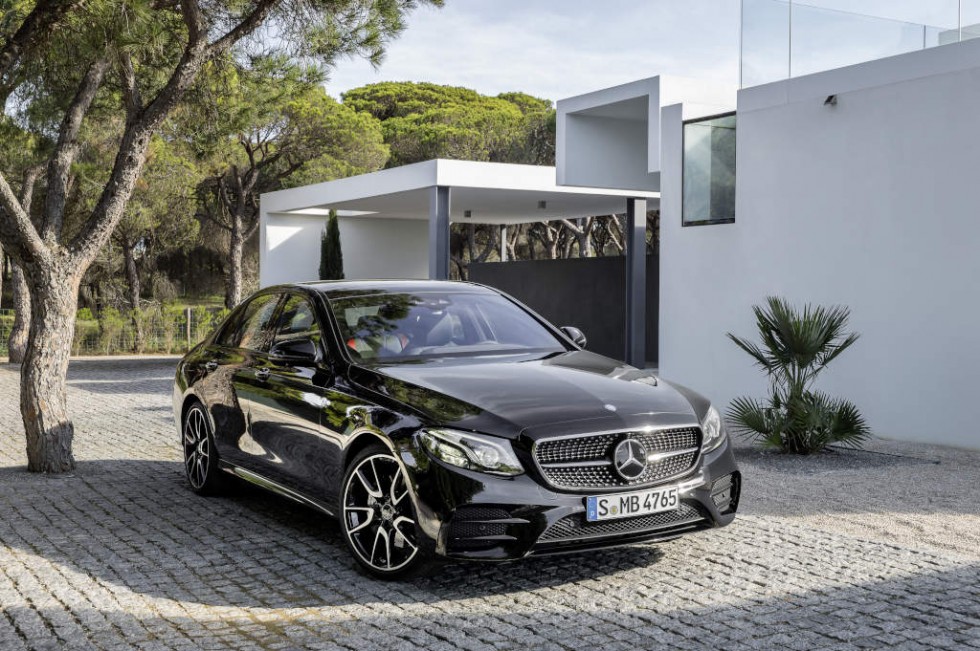 The looks of the E 43 4MATIC also render it immediately recognisable as a member of the AMG family. Apart from underscoring the powerful and self-assured appearance, three large openings in the front apron also ensure an optimum flow of air to the coolers. Two elegant cross fins on the outer cooling openings enhance the vehicle's visual presence. The diamond grille with chromed pins, a louvre in high-gloss black and the AMG lettering represent further hallmarks of the AMG 43 models.