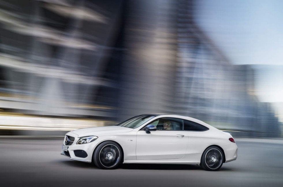 Mercedes-AMG C 43 Coupé, exterior: diamond white, Fuel consumption (l/100 km) urban/ex urban/combined: 10.6/6.2/7.8 combined CO2 emissions: 178 g/km