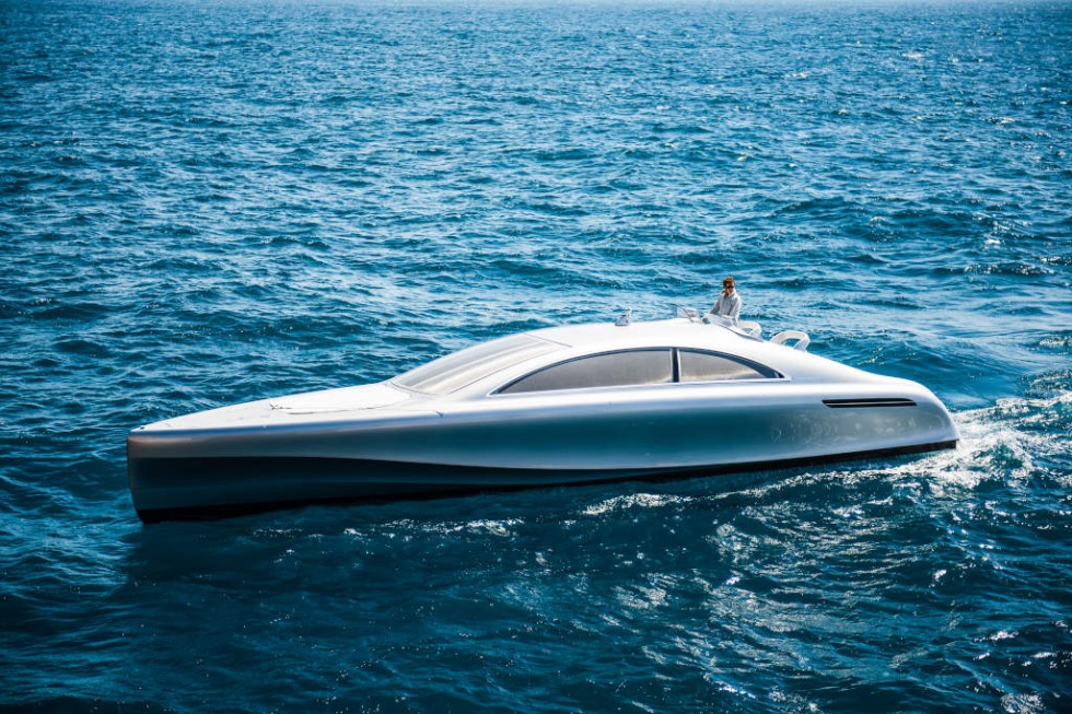 World premiere on the Côte d’Azur: The luxury motor yacht "Arrow460–Granturismo" designed by Mercedes-Benz Style has embarked on its maiden voyage off the coast of Nice.