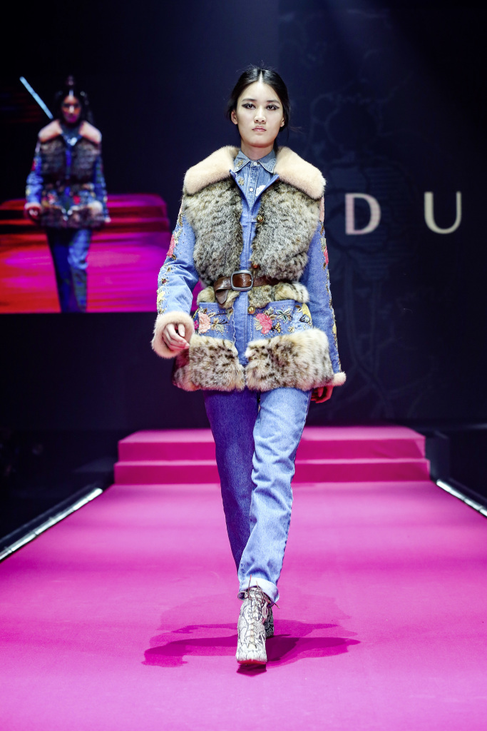 Label DUNDAS auf der Mercedes-Benz China Fashion Week Label DUNDAS at Mercedes-Benz China Fashion Week