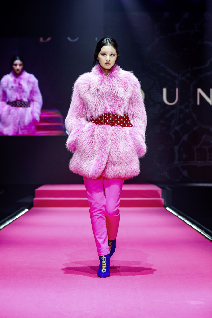 Label DUNDAS auf der Mercedes-Benz China Fashion Week Label DUNDAS at Mercedes-Benz China Fashion Week