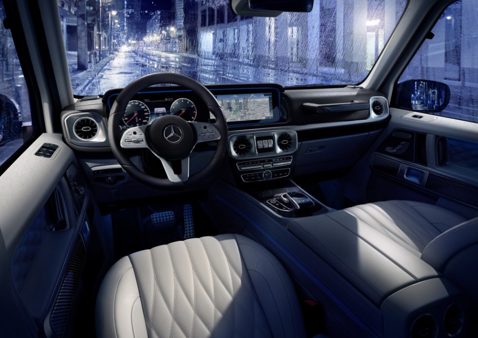 Like the online communication, the print campaign with its different image worlds shows that the G-Class is an icon for more than just one lifeworld. Thus, intense, metallic blue tones embody a modern and cool-puristic urbanity in the motifs of the "Blue Night" world of life. The impressions are enhanced by reflective lights of the evening city in a rainy night.