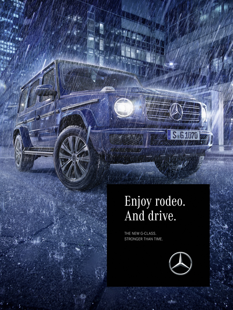 Mercedes-Benz makes living environments come alive with powerful images that radiate self-confidence and sovereignty. Thus, intense, metallic blue tones embody a modern and cool-puristic urbanity in the motifs of the "Blue Night" world of life. The impressions are enhanced by reflective lights of the evening city in a rainy night.