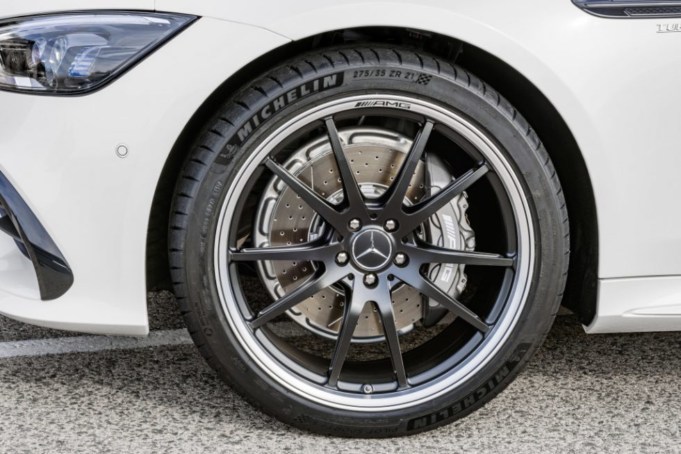 Mercedes-AMG GT 53 4MATIC+ 4-Door Coupé, AMG Night-packet, Exterior: Exterior paint: designo diamond white bright, colour variation black;Fuel consumption combined: 9.1 l/100 km; CO2 emissions combined: 209g/km* (provisional data)