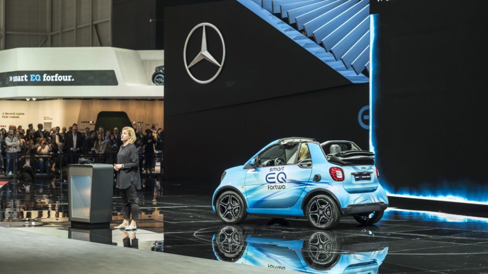 The battery-electric models from smart are the first series-produced vehicles of the Mercedes-Benz Cars EQ family. And smart is simplifying access to electric mobility: the new smart EQ control app is the digital extension of the smart EQ fortwo (combined power consumption: 13.0 – 12.9 kWh/100 km; combined CO2 emissions: 0 g/km*), smart EQ fortwo cabrio (combined power consumption: 13.1 – 13.0 kWh/100 km; combined CO2 emissions: 0 g/km*) and smart EQ forfour (combined power consumption: 13.2 – 13.1 kWh/100 km; combined CO2 emissions: 0 g/km*). This app combines numerous items of car-related information, such as the current charge level, the control of vehicle functions such as pre-entry climate control and charge management, and displays the corresponding information in personalised form. Another new feature is the 22 kW on‑board charger with fast charging function.
