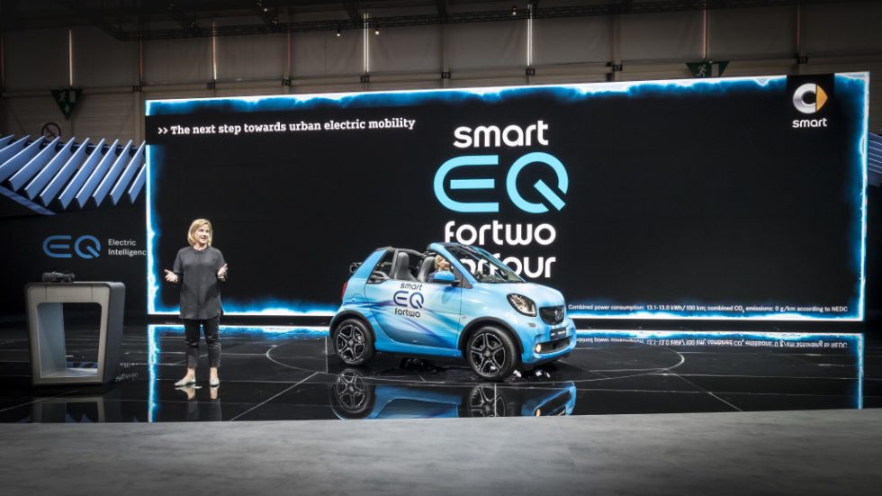 The battery-electric models from smart are the first series-produced vehicles of the Mercedes-Benz Cars EQ family. And smart is simplifying access to electric mobility: the new smart EQ control app is the digital extension of the smart EQ fortwo (combined power consumption: 13.0 – 12.9 kWh/100 km; combined CO2 emissions: 0 g/km*), smart EQ fortwo cabrio (combined power consumption: 13.1 – 13.0 kWh/100 km; combined CO2 emissions: 0 g/km*) and smart EQ forfour (combined power consumption: 13.2 – 13.1 kWh/100 km; combined CO2 emissions: 0 g/km*). This app combines numerous items of car-related information, such as the current charge level, the control of vehicle functions such as pre-entry climate control and charge management, and displays the corresponding information in personalised form. Another new feature is the 22 kW on‑board charger with fast charging function.