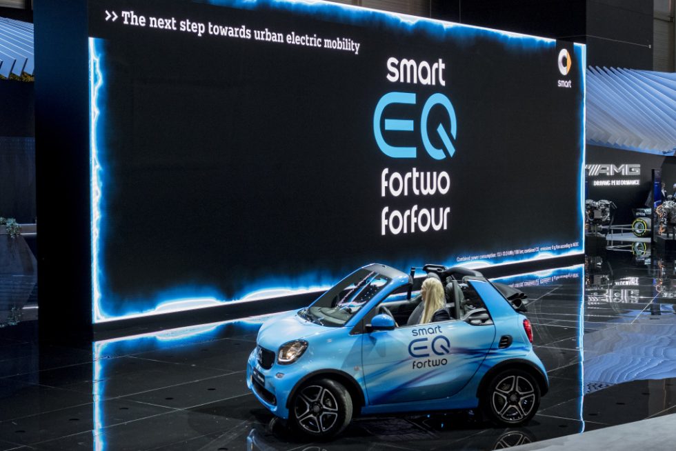 The battery-electric models from smart are the first series-produced vehicles of the Mercedes-Benz Cars EQ family. And smart is simplifying access to electric mobility: the new smart EQ control app is the digital extension of the smart EQ fortwo (combined power consumption: 13.0 – 12.9 kWh/100 km; combined CO2 emissions: 0 g/km*), smart EQ fortwo cabrio (combined power consumption: 13.1 – 13.0 kWh/100 km; combined CO2 emissions: 0 g/km*) and smart EQ forfour (combined power consumption: 13.2 – 13.1 kWh/100 km; combined CO2 emissions: 0 g/km*). This app combines numerous items of car-related information, such as the current charge level, the control of vehicle functions such as pre-entry climate control and charge management, and displays the corresponding information in personalised form. Another new feature is the 22 kW on‑board charger with fast charging function.