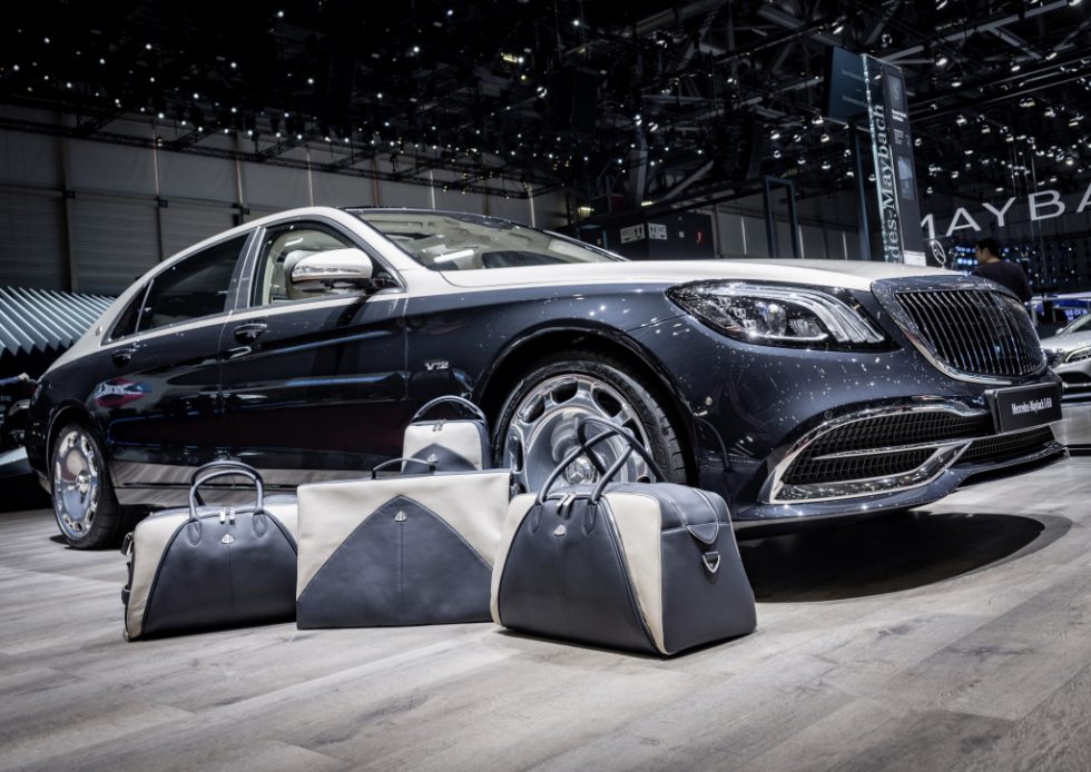 THE JAUNT I (Weekender), THE STREAMLINED I (Garment Carrier), THE HIDEAWAY I (Shoe Bag) in Deep Sea Blue-Silk Beige;S 650: Fuel consumption combined 12.7 l/100 km, CO2 emissions combined 289 g/km*