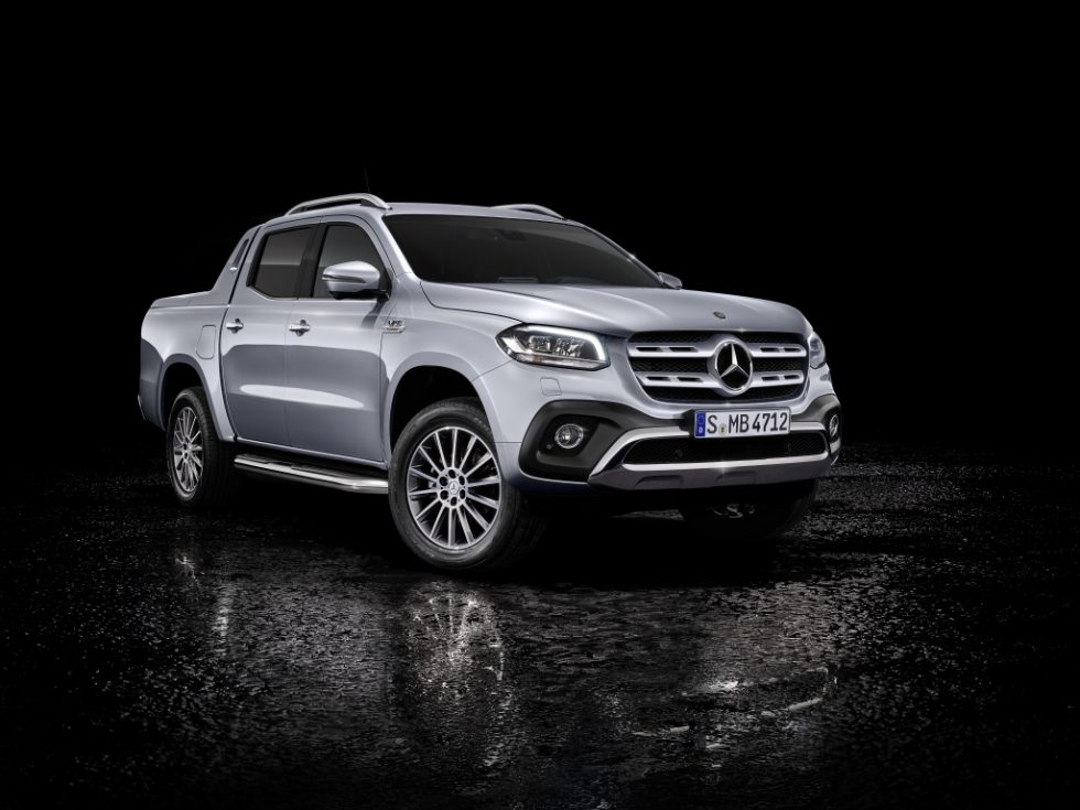 At the Geneva Motor Show in early March, the Mercedes-Benz X-Class with powerful six-cylinder engine and 4MATIC permanent all-wheel drive will celebrate its world premiere. Mercedes-Benz X 350 d 4MATIC, Exterior, diamond silver metallic, equipment line POWER, Rollcover black, Sports Bar;Provisional figures: fuel consumption combined: 9.0 l/100 km, combined CO2 emissions: 237 g/km*
