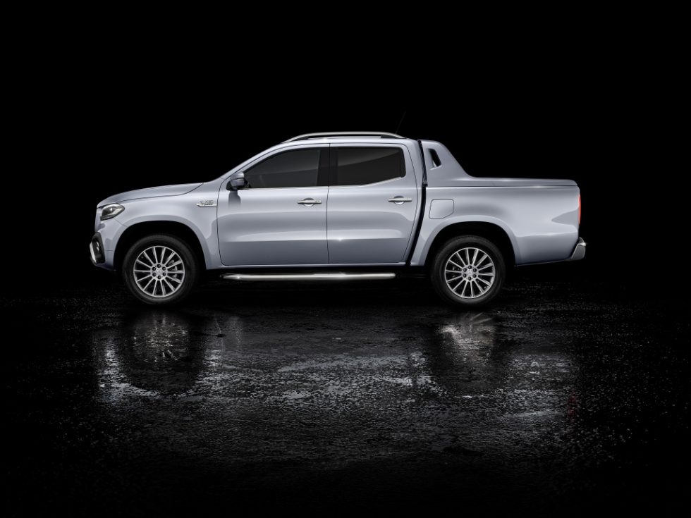 At the Geneva Motor Show in early March, the Mercedes-Benz X-Class with powerful six-cylinder engine and 4MATIC permanent all-wheel drive will celebrate its world premiere. Mercedes-Benz X 350 d 4MATIC, Exterior, diamond silver metallic, equipment line POWER, Rollcover black, Sports Bar;Provisional figures: fuel consumption combined: 9.0 l/100 km, combined CO2 emissions: 237 g/km*