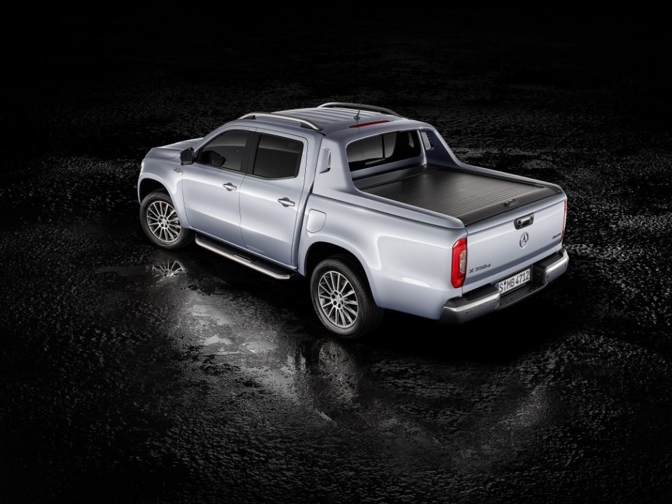 At the Geneva Motor Show in early March, the Mercedes-Benz X-Class with powerful six-cylinder engine and 4MATIC permanent all-wheel drive will celebrate its world premiere. Mercedes-Benz X 350 d 4MATIC, Exterior, diamond silver metallic, equipment line POWER, Rollcover black, Sports Bar;Provisional figures: fuel consumption combined: 9.0 l/100 km, combined CO2 emissions: 237 g/km*