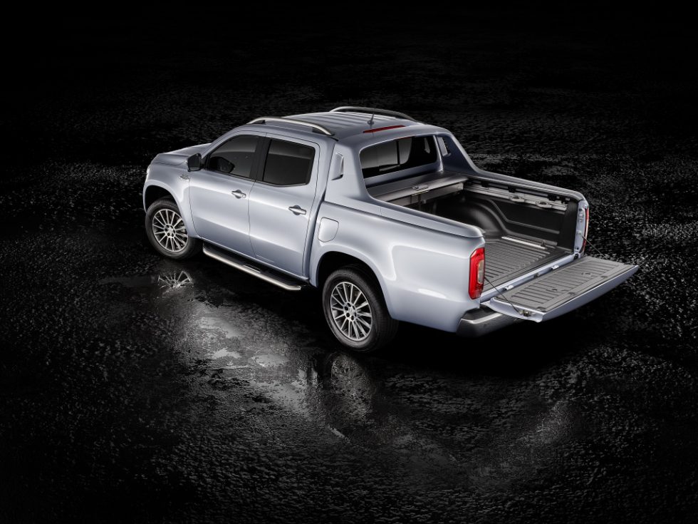 At the Geneva Motor Show in early March, the Mercedes-Benz X-Class with powerful six-cylinder engine and 4MATIC permanent all-wheel drive will celebrate its world premiere. Mercedes-Benz X 350 d 4MATIC, Exterior, diamond silver metallic, equipment line POWER, Rollcover black, Sports Bar;Provisional figures: fuel consumption combined: 9.0 l/100 km, combined CO2 emissions: 237 g/km*