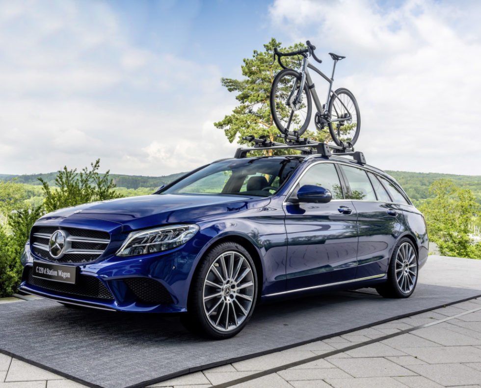 Mercedes-Benz Style Endurance Bike from Argon 18 for Mercedes-Benz; Basis Carrier and Bicycle Carrier new Alu-style; C-Class C 220 D Station Wagon;Fuel consumption combined: 5,1- 4,8 l/100 km; Combined CO2 emissions: 136-126 g/km*