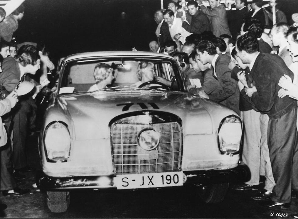 November 1962. Ewy Rosqvist / Ursula Wirth, wins the Grand Prix from Argentina on Mercedes-Benz (type 220 SEb W 111.)