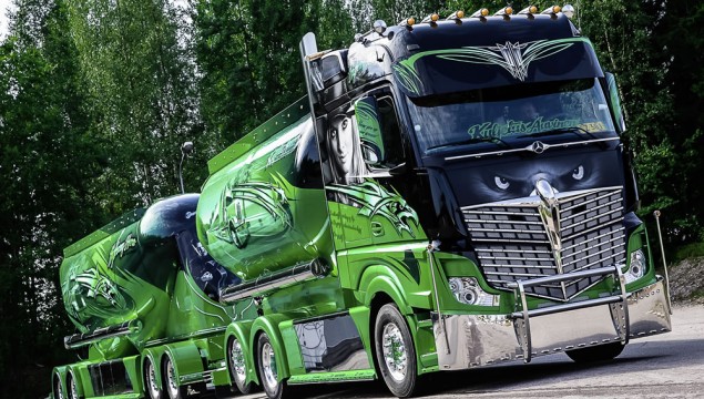 Basis of the "Highway Hero" show truck is a three-axle Actros 2551 6x2