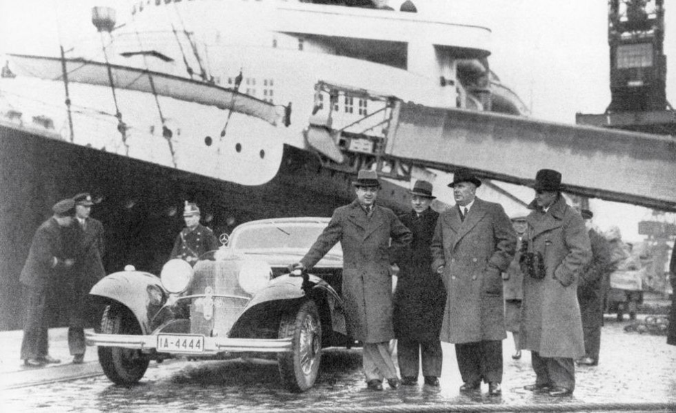 Rudolf Caracciola leans on his 500K in 1937, at the port of Bremerhaven, as he prepares to sail to the United States for the Vanderbilt Cup race