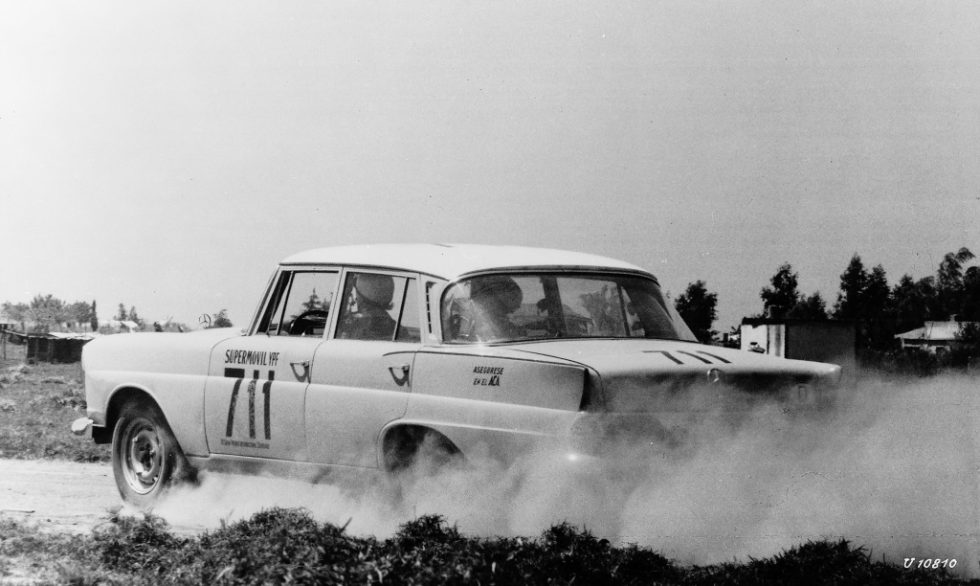The Touring Car Grand Prix of Argentina, from 25 October to 4 November 1962, took place over a distance of more than 4600 kilometres. The Mercedes-Benz 220 SE (W 111) with the starting number 711. The roof was painted white to reflect the sun´s rays better and therefore prevent the interior from heating up