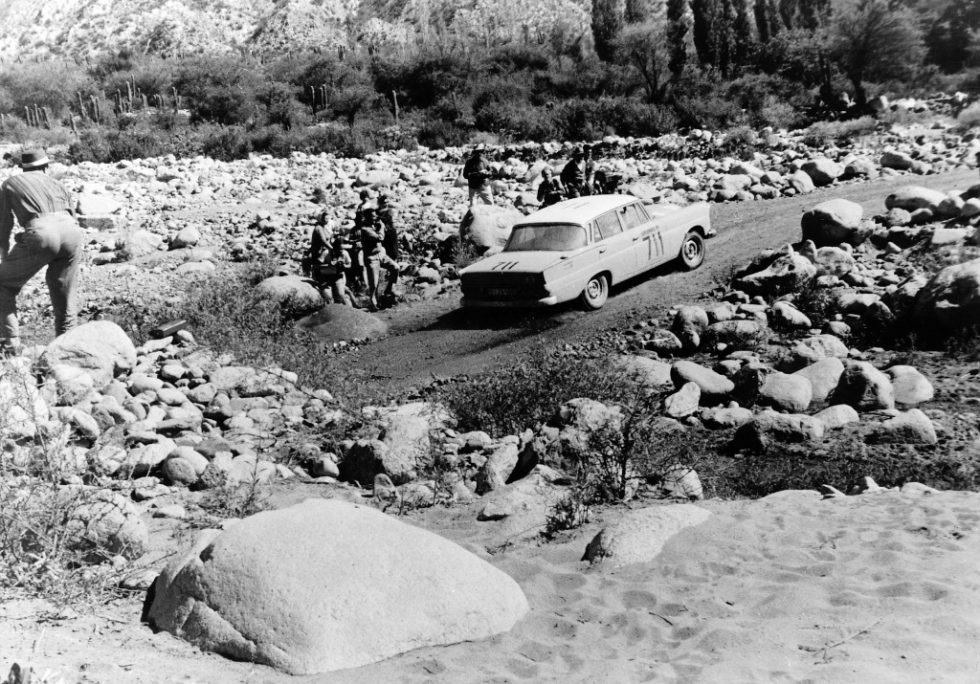 The Touring Car Grand Prix of Argentina, from 25 October to 4 November 1962, took place over a distance of more than 4600 kilometres. The Mercedes-Benz 220 SE (W 111) with the starting number 711. The roof was painted white to reflect the sun´s rays better and therefore prevent the interior from heating up