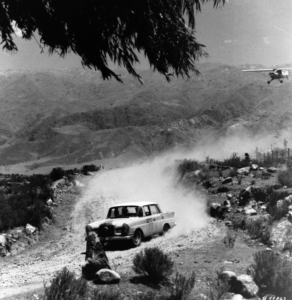 Ewy Rosqvist and Ursula Wirth, winners of the Argentinean Road Grand Prix (October 25 – November 4, 1962) driving a Mercedes-Benz 220 SE.