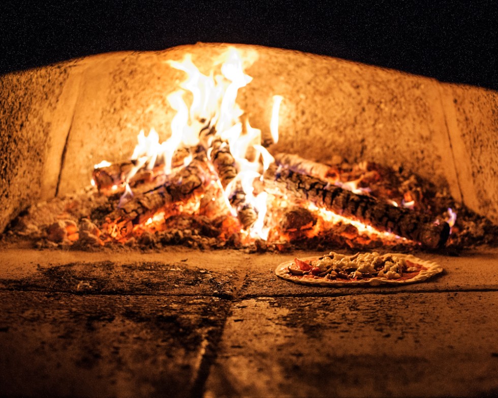 For 'al fresco' dining there are pizza evenings where everyone can join in and make their own pizza in the traditional wood oven.